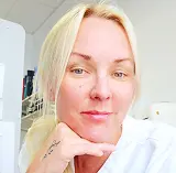 Johanna Kallo, diplomerad samtalsterapeut och certifierad NLP-coach, som använder SpeedLedgers bokföringsprogram i sitt företag.